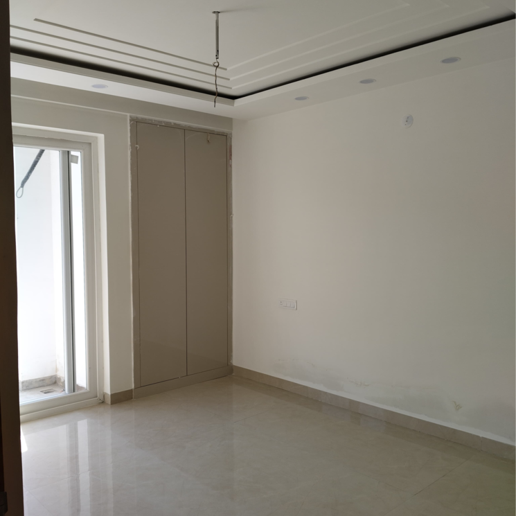Room, nagla road 3 Bedroom 200 Sq.Yd. Apartment In Nagla Road Zirakpur 9301947