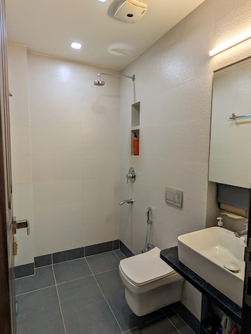 Bathroom in 2 BHK Builder Floor at Unitech South City 1, South City 1 – for Rent