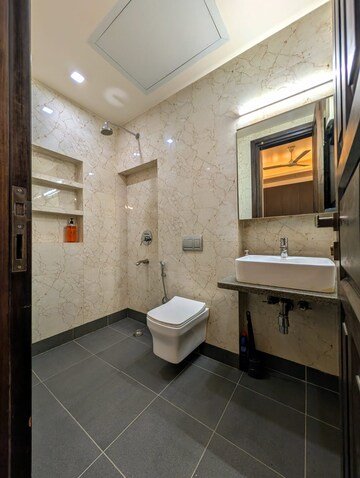 Bathroom in 2 BHK Builder Floor at Unitech South City 1, South City 1 – for Rent