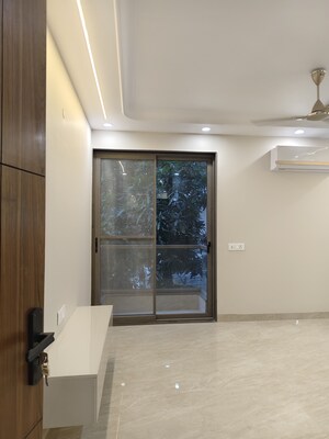 Room in 4 BHK Apartment at Vasant Kunj – for Sale