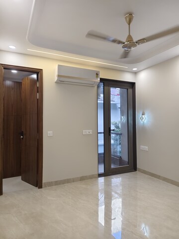 Room in 4 BHK Apartment at Vasant Kunj – for Sale