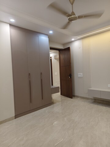 Room in 4 BHK Apartment at Vasant Kunj – for Sale