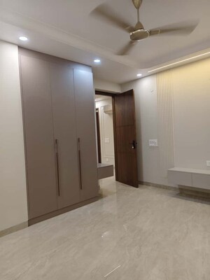 Room in 3 BHK Apartment at Vasant Kunj – for Rent