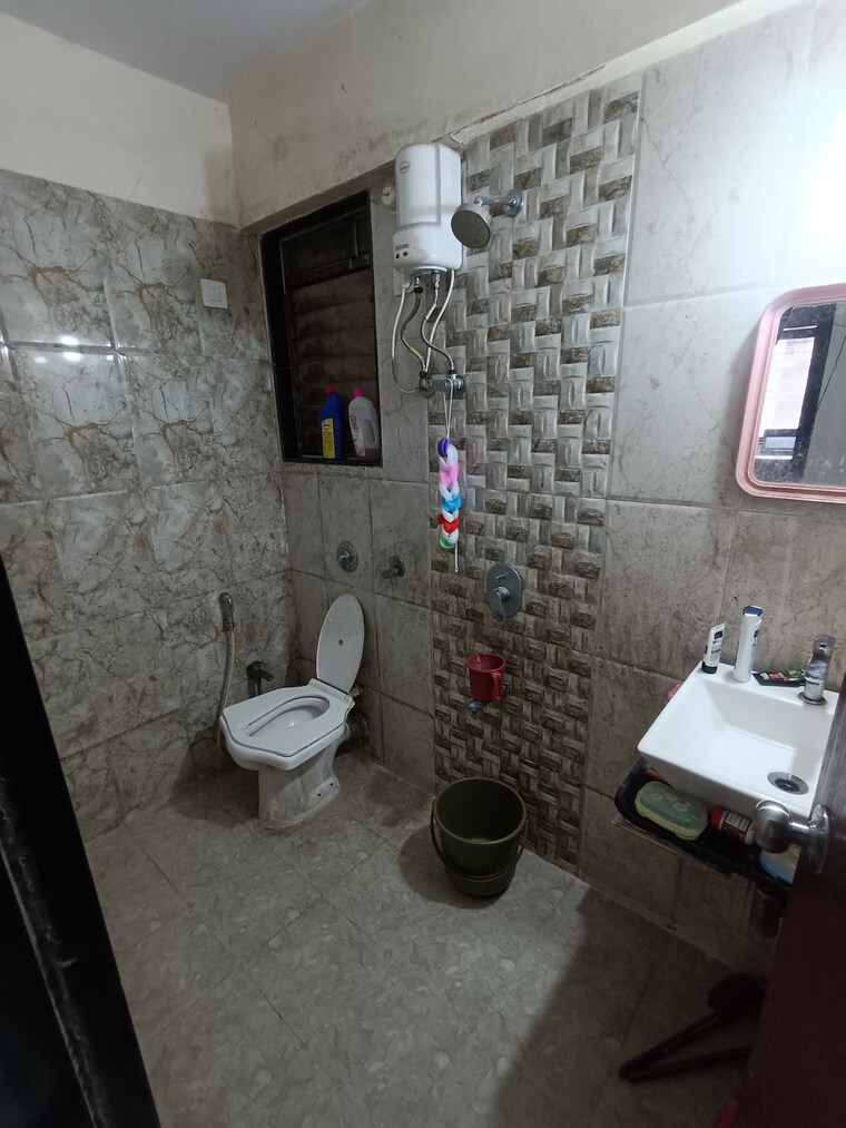 Bathroom, kurla east Pg For Boys & Girls In Kurla East 9302082