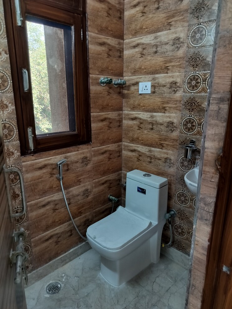 Bathroom, sector 4 dwarka 3 Bedroom 1500 Sq.Ft. Apartment In Sector 4 Dwarka Delhi 9302093