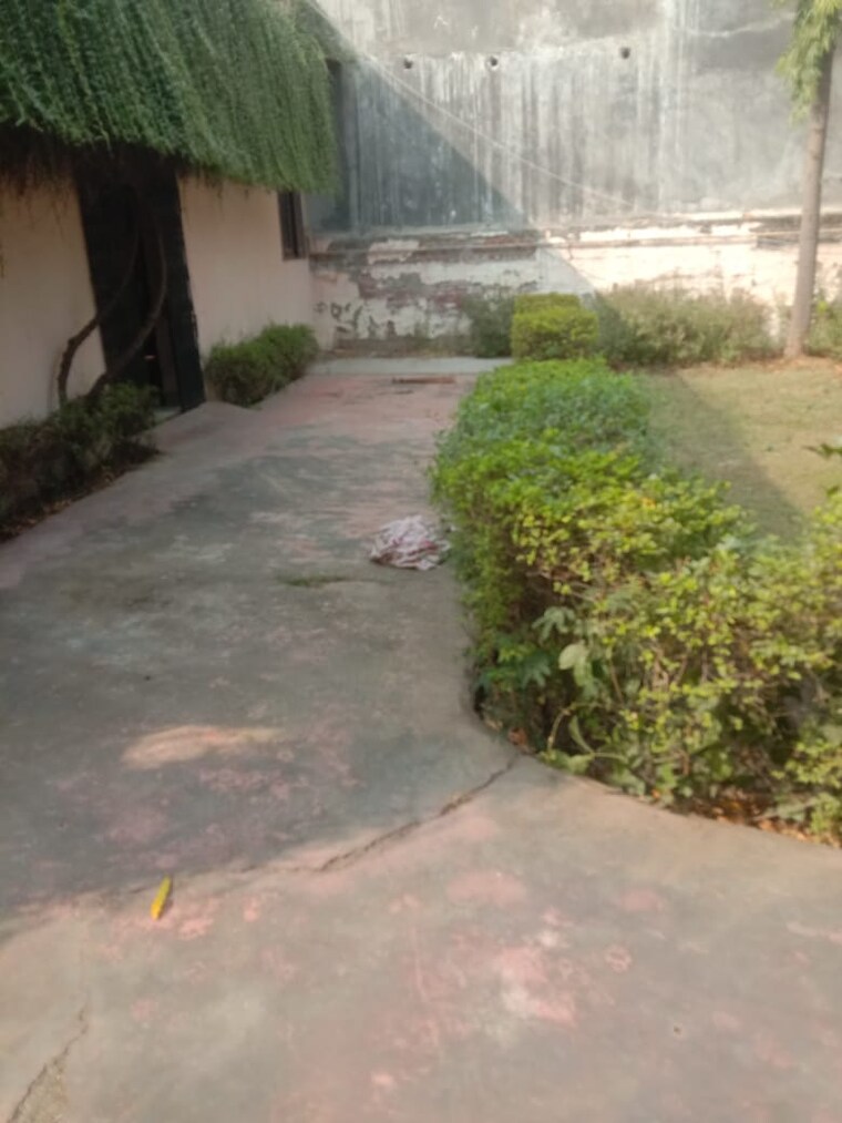 Garden, wave-city  135 Sq.Yd. Plot In Wave City Ghaziabad 9302102