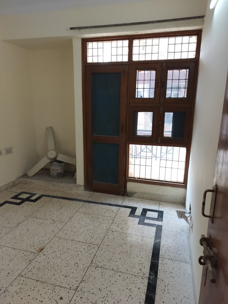 Room, sector 11 dwarka 3 Bedroom 1600 Sq.Ft. Apartment In Sector 11 Dwarka Delhi 9302107