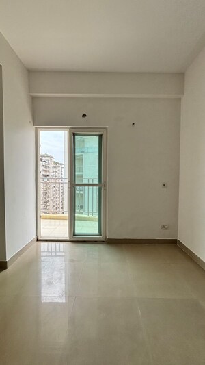 Room in 3 BHK Apartment at Amrapali Golf Homes, Sector 4 Greater Noida – for Sale