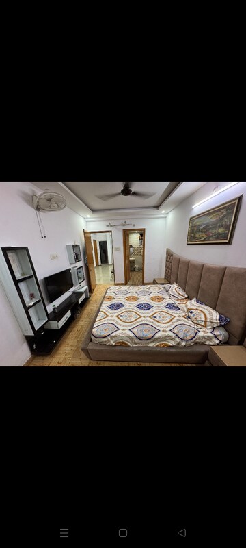 Bedroom in 3 BHK Apartment at Hazratganj – for Rent