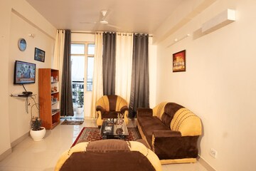 Living Room in 3.5 BHK Apartment at Gomti Nagar – for Rent