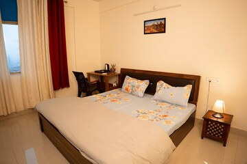 Bedroom in 3.5 BHK Apartment at Gomti Nagar – for Rent