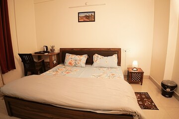 Bedroom in 3.5 BHK Apartment at Gomti Nagar – for Rent