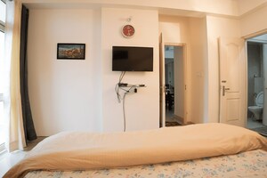 Furnished Amenities in 3.5 BHK Apartment at Gomti Nagar – for Rent