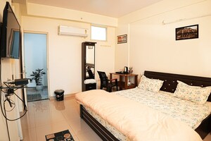 Bedroom in 3.5 BHK Apartment at Gomti Nagar – for Rent