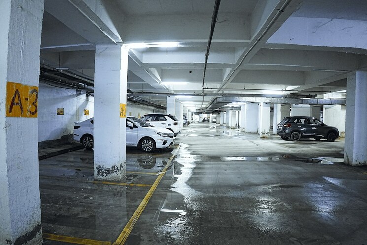  Parking, gomti nagar 3.5 Bedroom 2105 Sq.Ft. Apartment In Gomti Nagar Lucknow 9302183