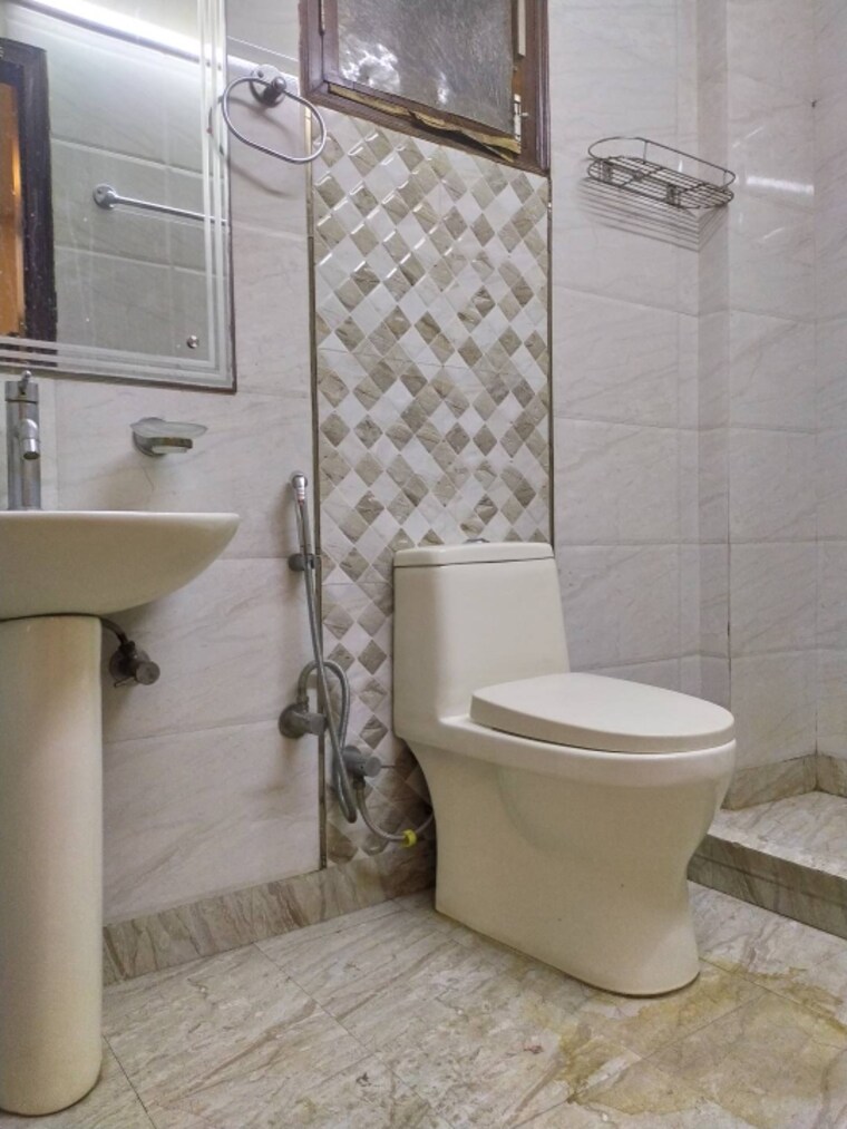 Attached Bathroom, kalkaji 2 Bedroom 950 Sq.Ft. Builder Floor In Kalkaji Delhi 9302228