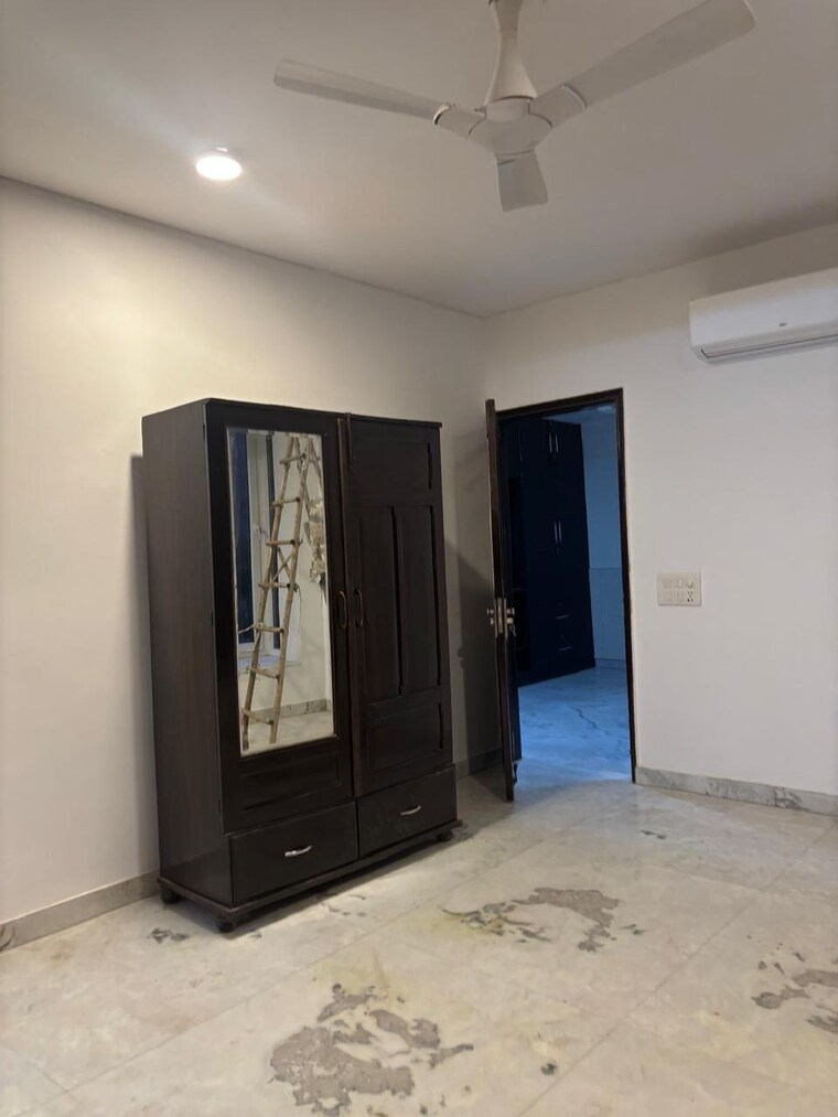 Room, greater kailash ii 3 Bedroom 300 Sq.Yd. Builder Floor In Greater Kailash ii Delhi 9302270