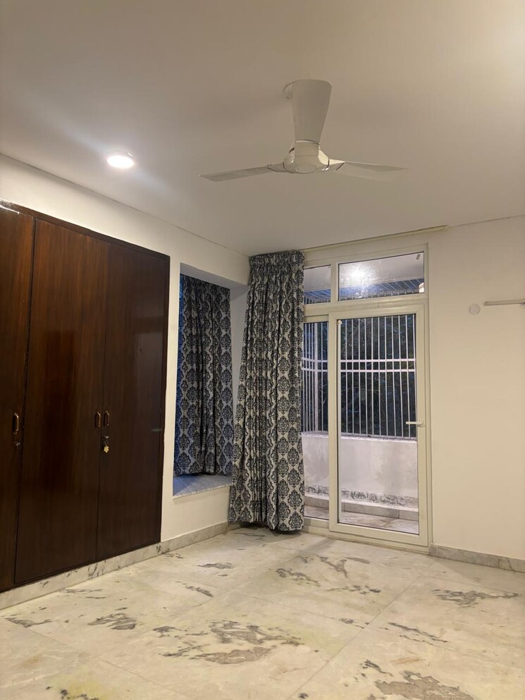 Room, greater kailash ii 3 Bedroom 300 Sq.Yd. Builder Floor In Greater Kailash ii Delhi 9302270
