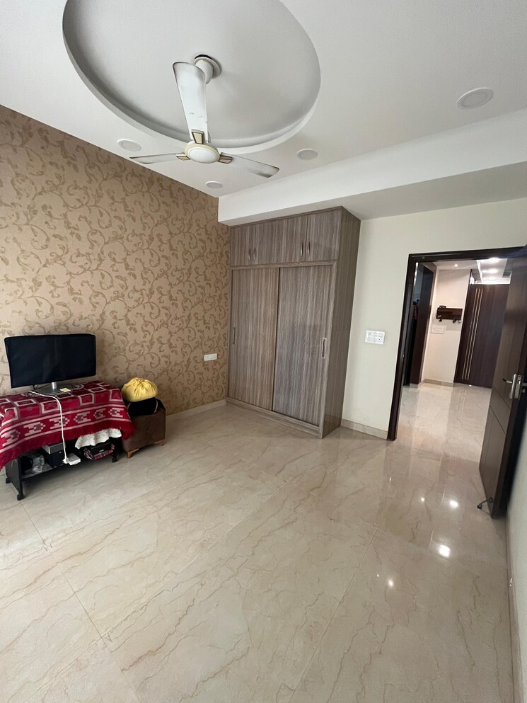  Parking, bptp-park-central 5 Bedroom 500 Sq.Yd. Builder Floor In Sector 85 Faridabad 9302285