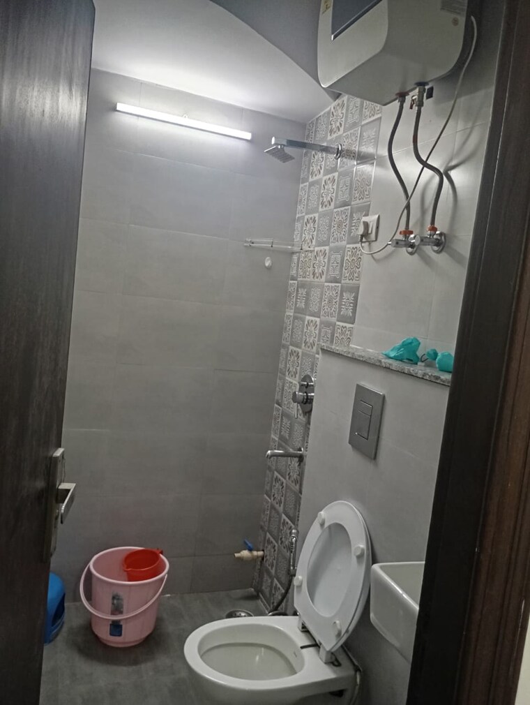 Bathroom, east of kailash 1 Bedroom 600 Sq.Ft. Builder Floor In East Of Kailash Delhi 9302298