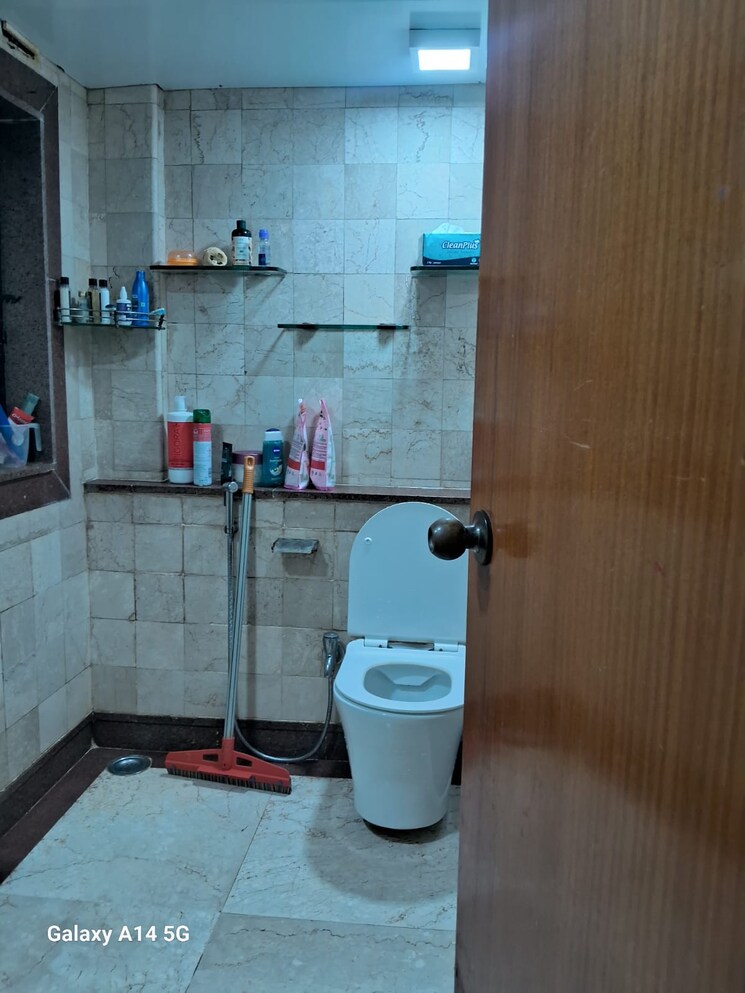 Bathroom, shiv-shivam-apartment 3 Bedroom 1250 Sq.Ft. Apartment In Andheri West Mumbai 9302302
