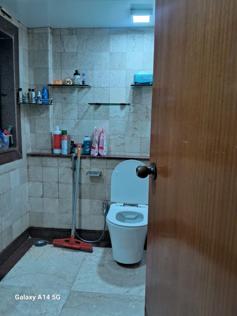 Bathroom, shiv-shivam-apartment 3 Bedroom 1250 Sq.Ft. Apartment In Andheri West Mumbai 9302302