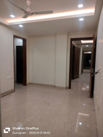 Room in 3 BHK Builder Floor at Sector 14 – for Rent