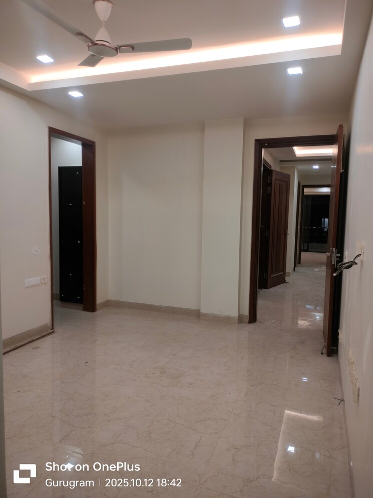 Room, sector 14 3 Bedroom 2000 Sq.Ft. Builder Floor In Sector 14 Gurgaon 9302335