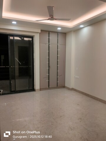 Room in 3 BHK Builder Floor at Sector 14 – for Rent
