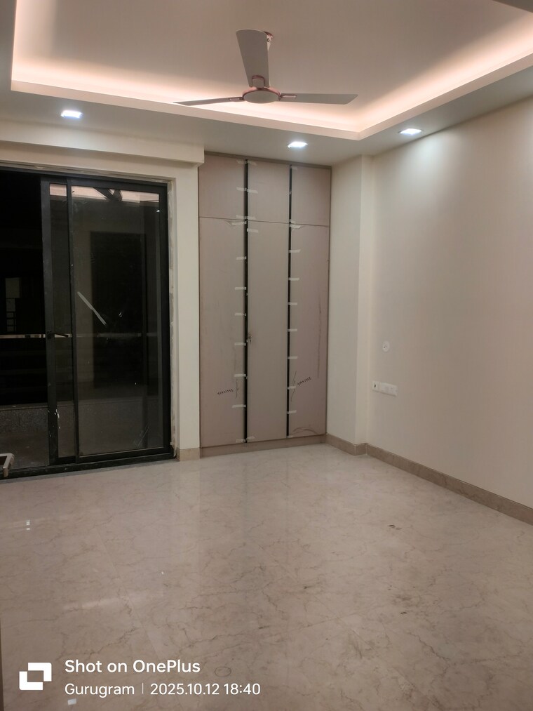 Room, sector 14 3 Bedroom 2000 Sq.Ft. Builder Floor In Sector 14 Gurgaon 9302335