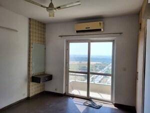 Room in 3 BHK Apartment at BPTP The Resort, Sector 75 – for Rent
