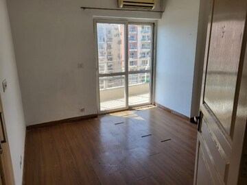 Room in 3 BHK Apartment at BPTP The Resort, Sector 75 – for Rent