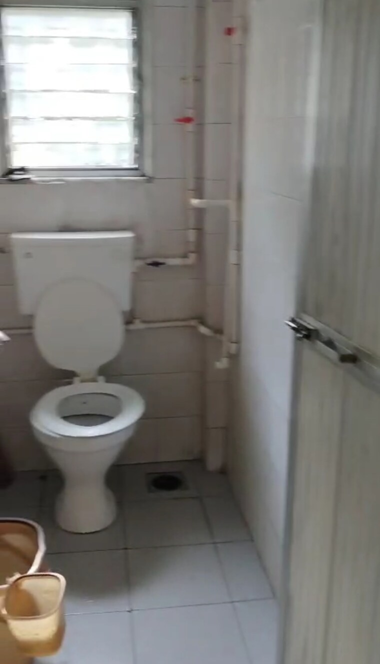 Bathroom, mulund east 1 RK 300 Sq.Ft. Apartment In Mulund East Mumbai 9302604