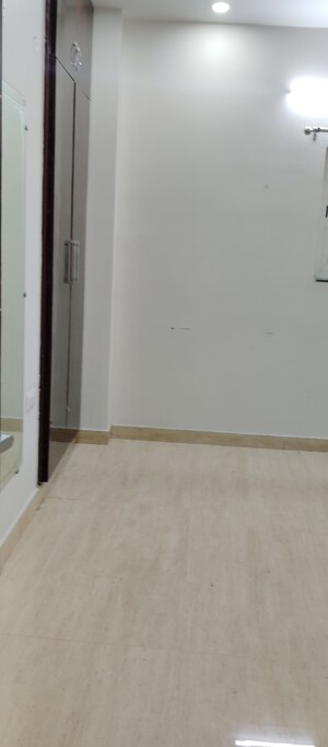 1 RK Builder Floor For Rent in Tulip Mall, Sector 46