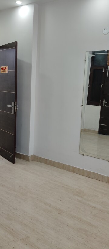 Bathroom in 1 RK Builder Floor at Tulip Mall, Sector 46 – for Rent