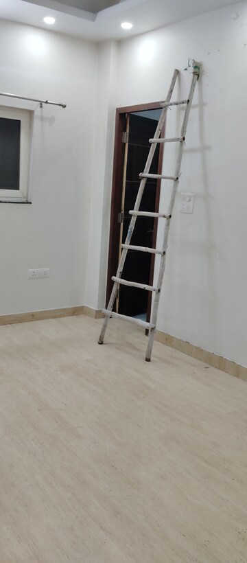 Staircase in 1 RK Builder Floor at Tulip Mall, Sector 46 – for Rent
