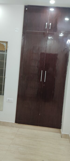 Furnished Amenities in 1 RK Builder Floor at Tulip Mall, Sector 46 – for Rent