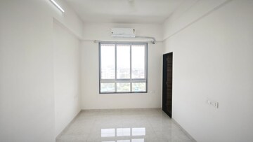 Room in 2 BHK Apartment at Heritage Solitaire, Chembur – for Rent