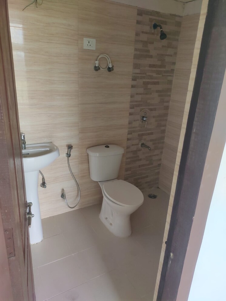 Bathroom, amrapali-crystal-homes 3 Bedroom 1700 Sq.Ft. Apartment In Sector 76 Noida 9302689