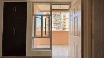 Room in 2 BHK Apartment at Supertech Cape Town, Sector 74 – for Rent