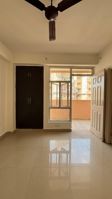 Room in 2 BHK Apartment at Supertech Cape Town, Sector 74 – for Rent