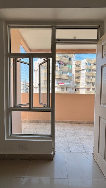 Room in 2 BHK Apartment at Supertech Cape Town, Sector 74 – for Rent