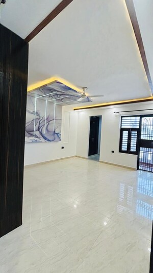 Room in 4 BHK Builder Floor at Green Fields Colony – for Rent