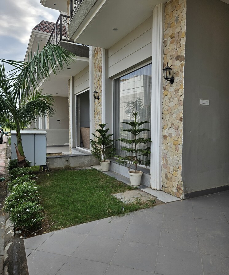 Balcony, shri-northview-avenue 3 Bedroom 1350 Sq.Ft. Villa In Dyalpur Zirakpur 9302898