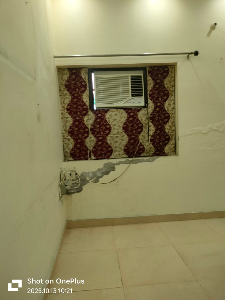 Room, sector 14 3 Bedroom 3000 Sq.Ft. Builder Floor In Sector 14 Gurgaon 9302937