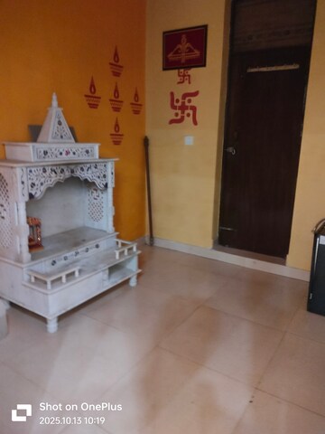 Room in 3 BHK Builder Floor at Sector 14 – for Rent