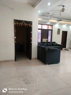 Room in 3 BHK Builder Floor at Sector 14 – for Rent