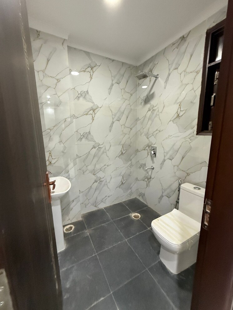 Attached Bathroom, rajpur road 3 Bedroom 900 Sq.Yd. Builder Floor In Rajpur Road Delhi 9302957