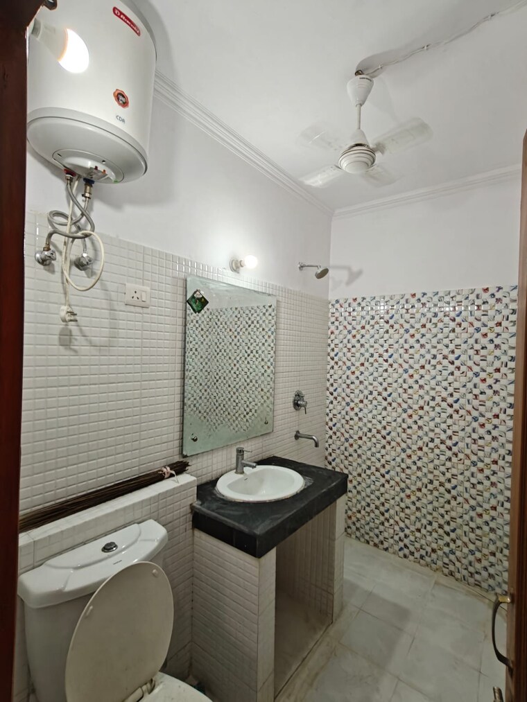 Bathroom, sector 23 3 Bedroom 2430 Sq.Ft. Builder Floor In Sector 23 Gurgaon 9303149