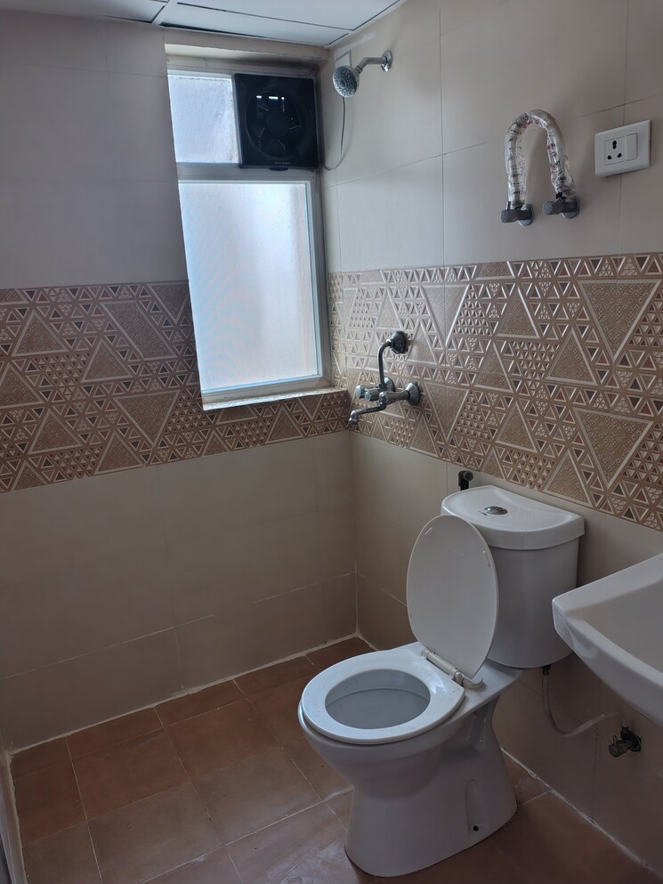 Bathroom, amrapali-leisure-park 3 Bedroom 1145 Sq.Ft. Apartment In Amrapali Leisure Valley Greater Noida 9303194